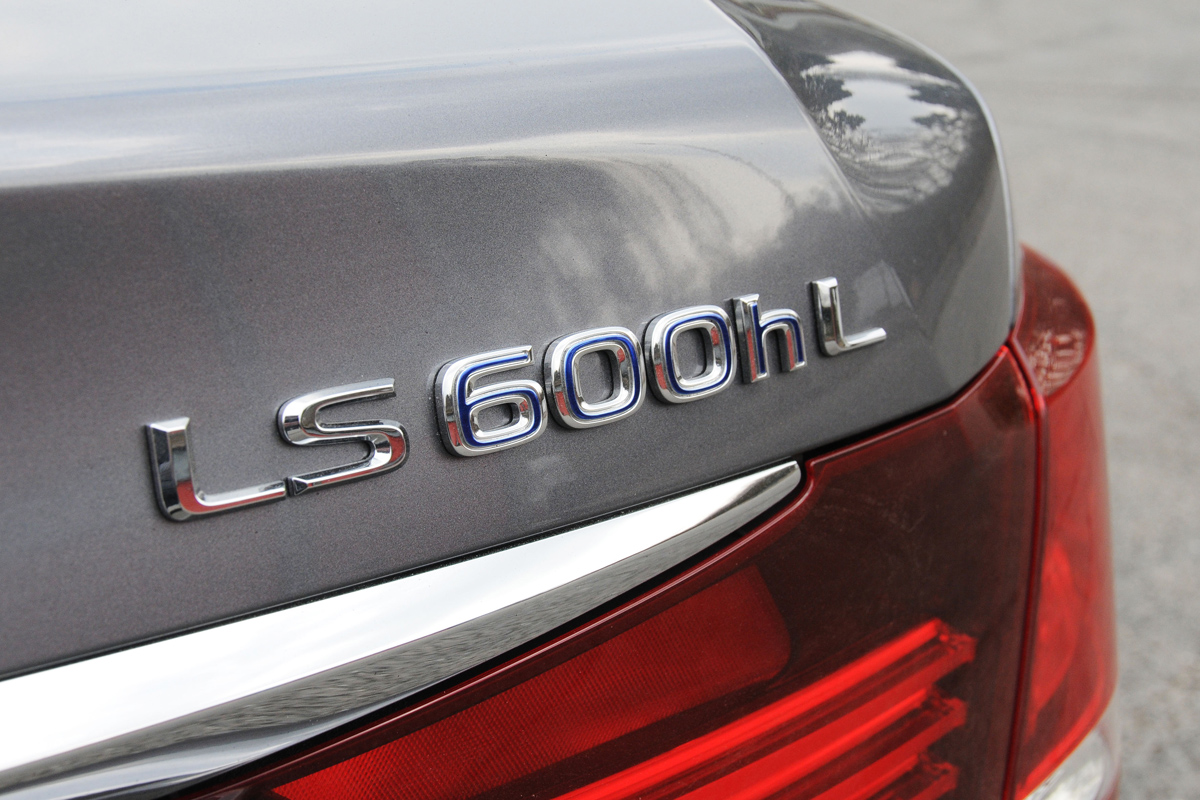 Lexus LS 600h L Premier badge