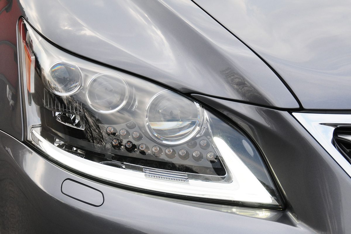 Lexus LS 600h L Premier headlight