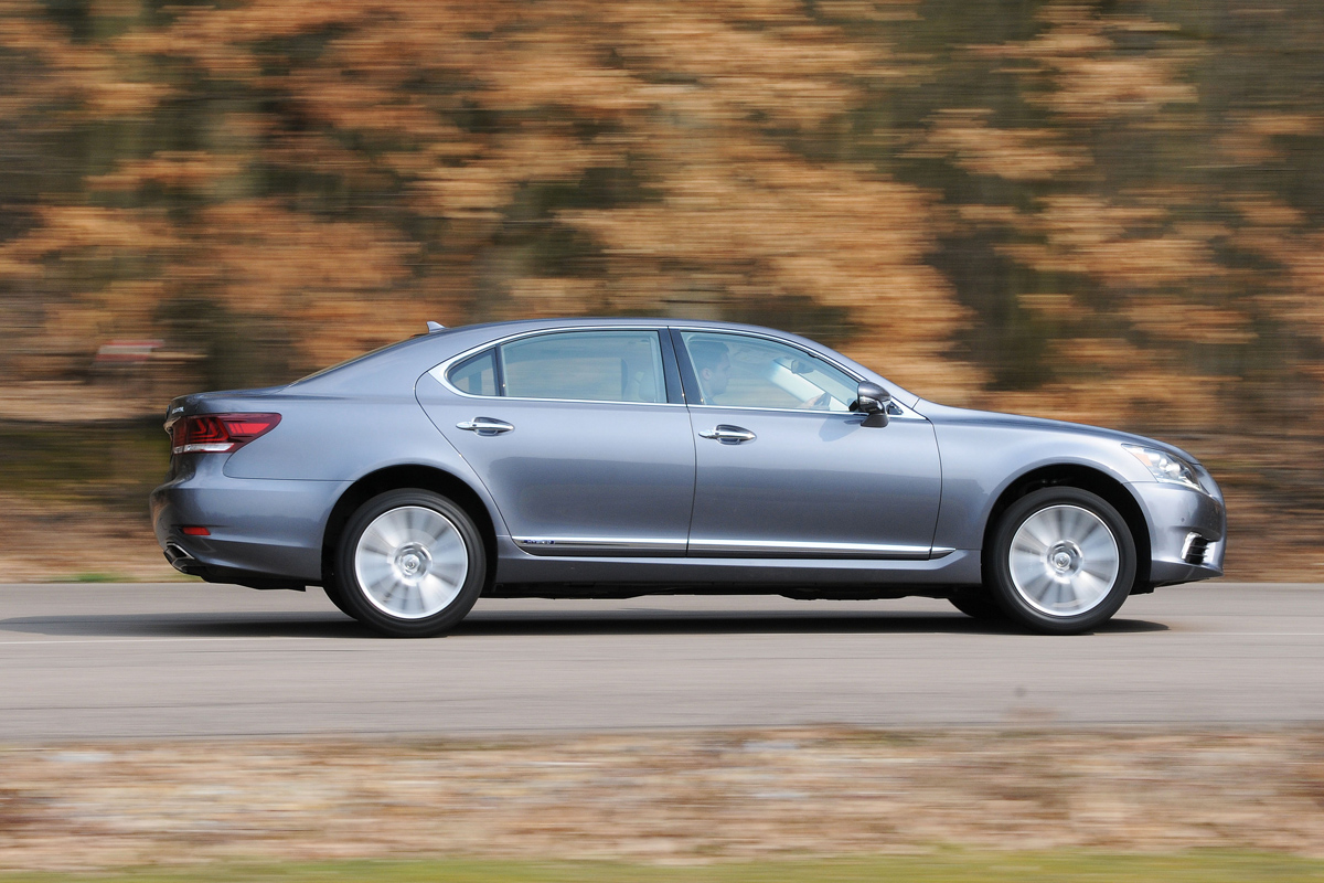 Lexus LS 600h L Premier panning