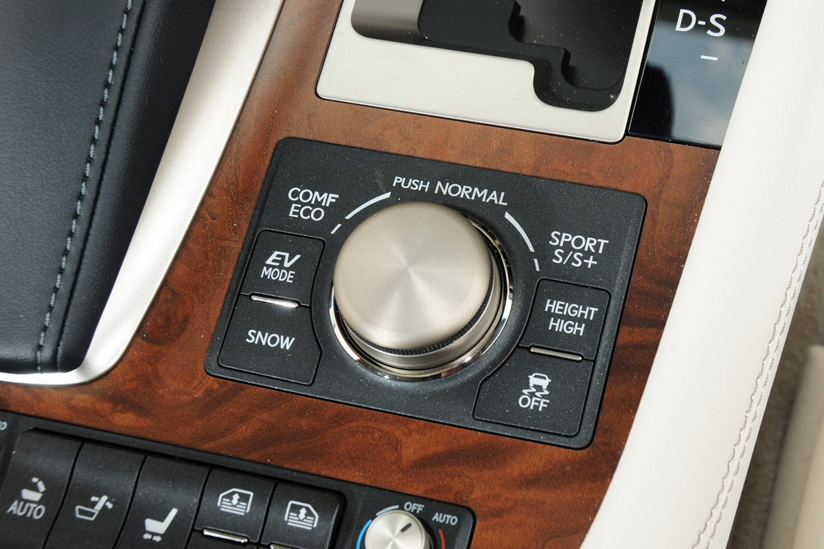Lexus LS 600h L Premier interior detail
