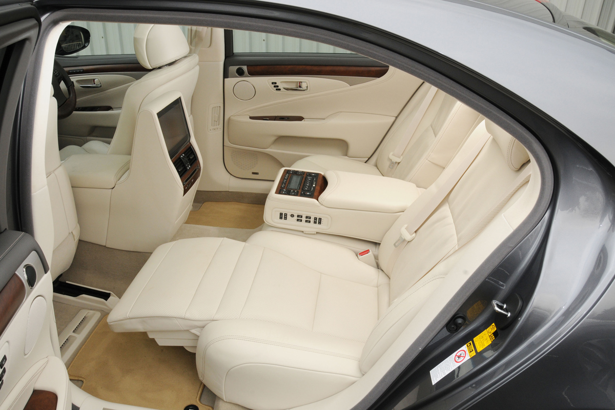 Lexus LS 600h L Premier rear seats