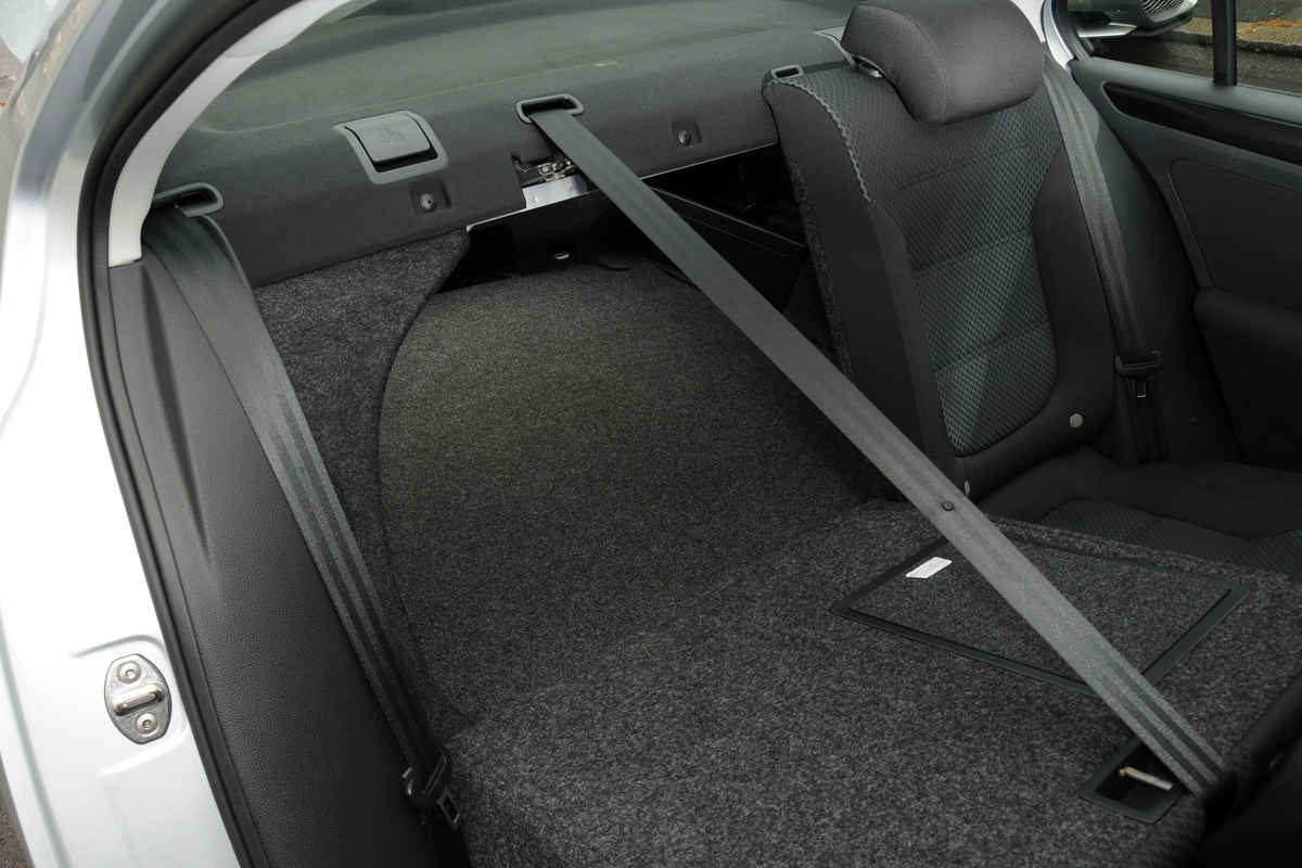 Volkswagen Jetta folding rear seats