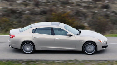 Maserati Quattroporte panning