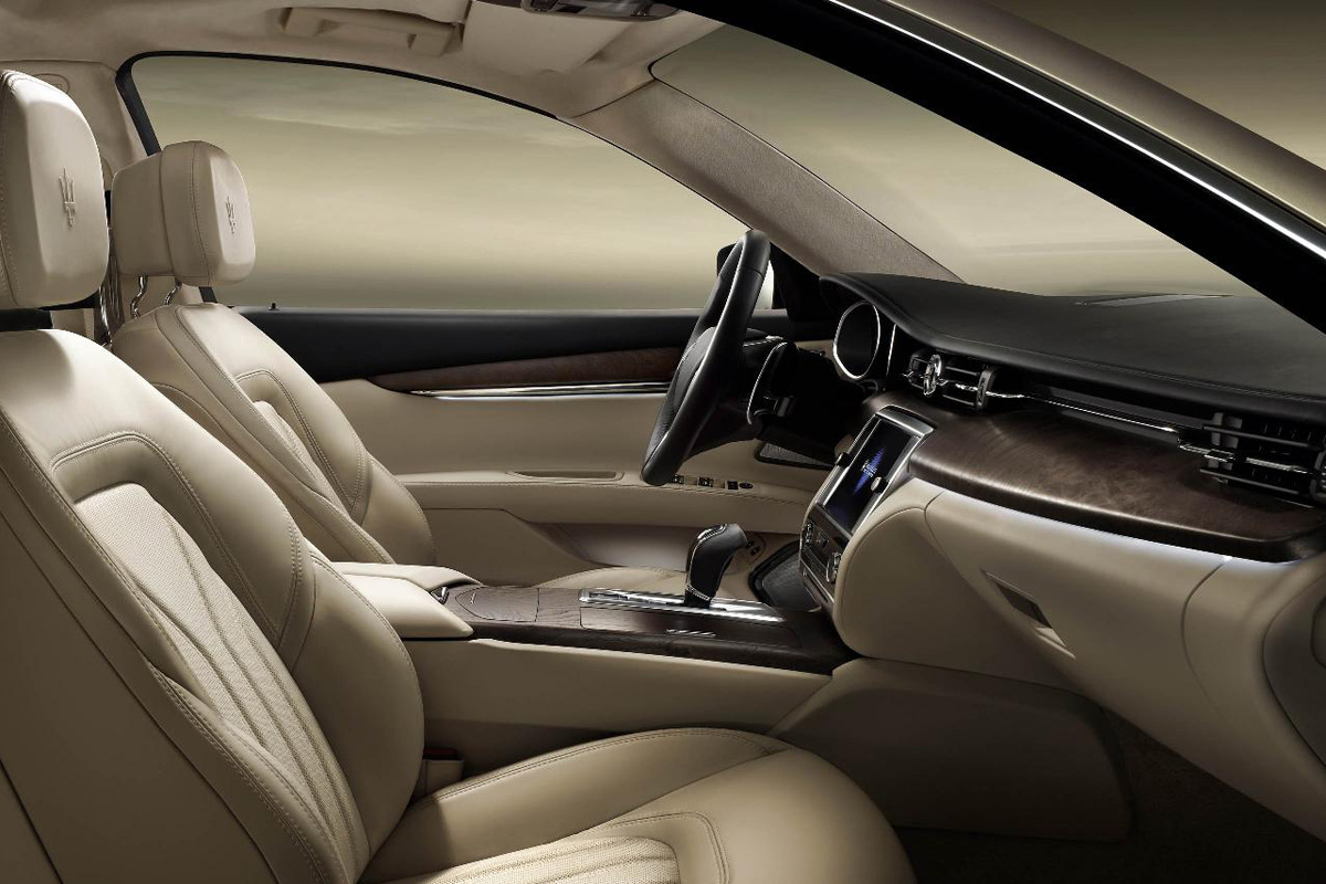 Maserati Quattroporte panning