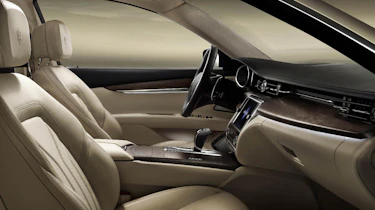 Maserati Quattroporte panning
