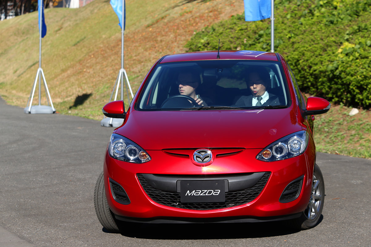Mazda 2 EV 2013 front action