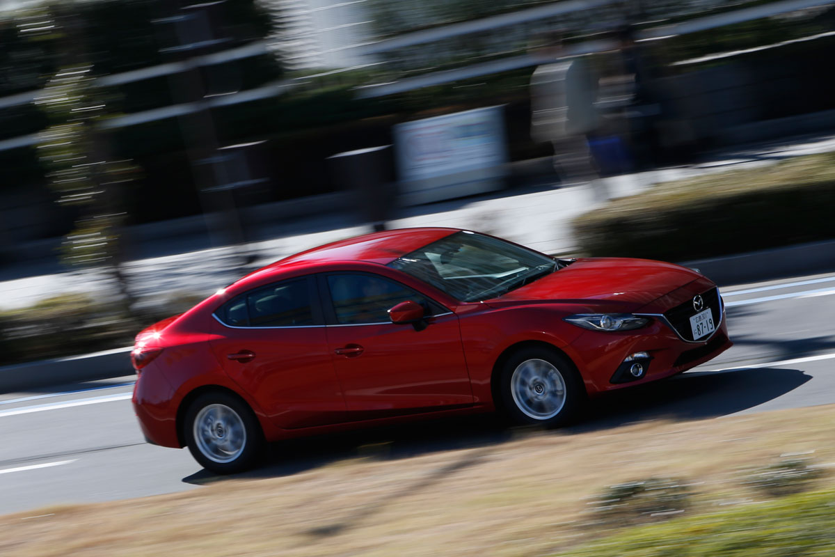 Mazda 3 Hybrid profile action