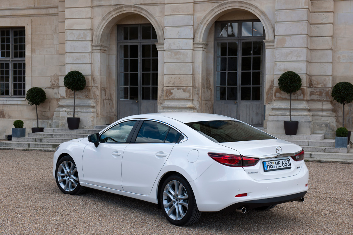 Mazda 6 saloon panning
