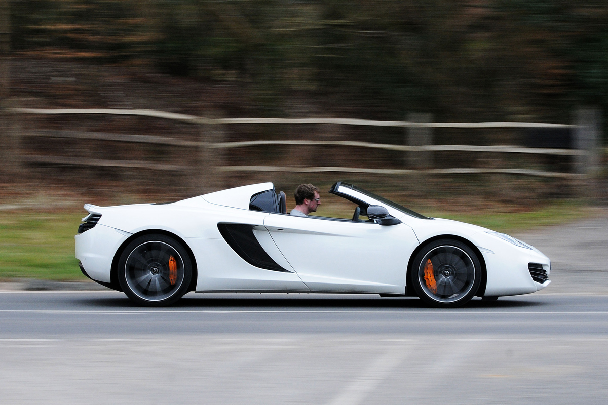 McLaren 12C Spider panning