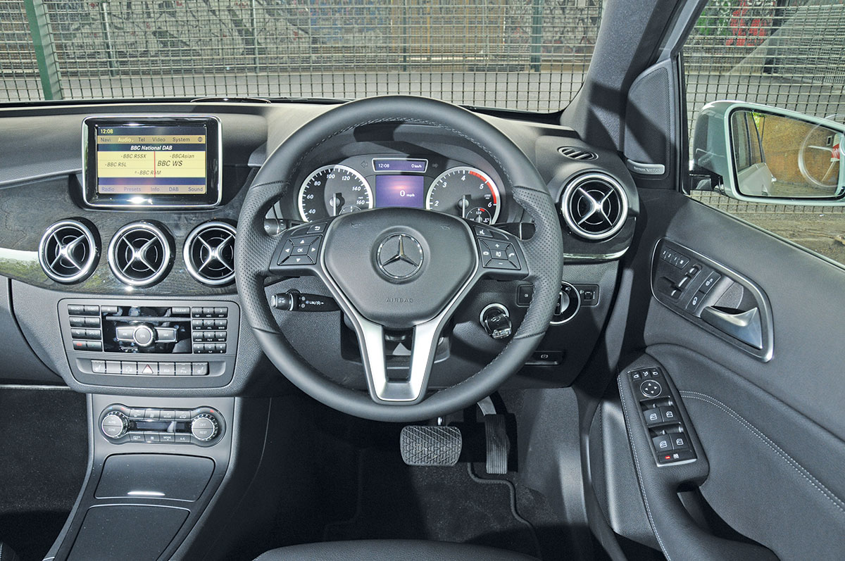 Mercedes B200 4MATIC Rear action