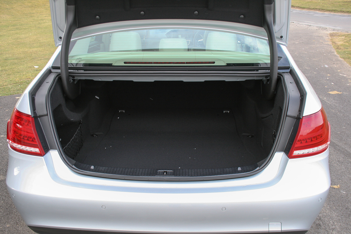 Mercedes E220 CDI SE boot