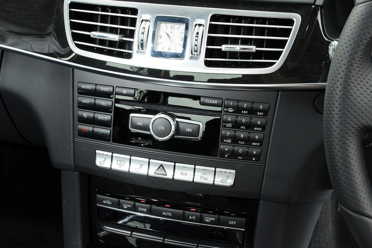 Mercedes E220 CDI SE centre console