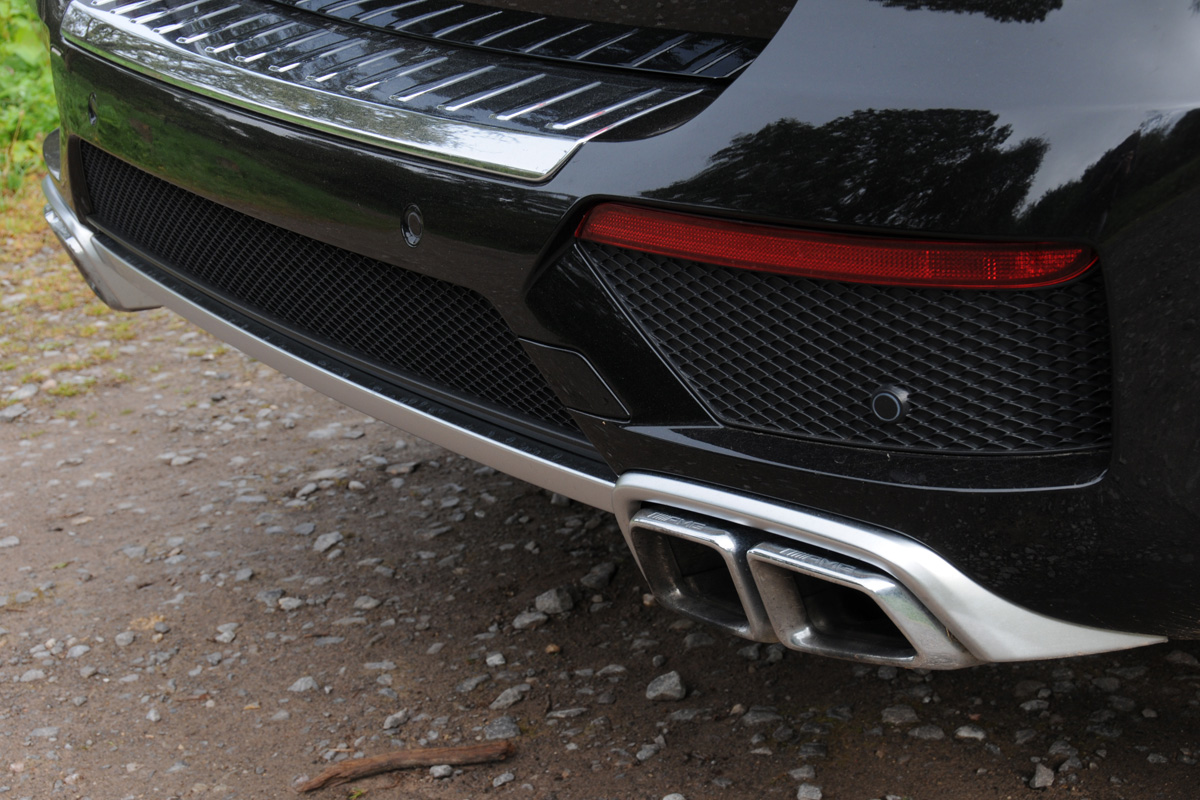 Mercedes ML63 AMG exhaust detail