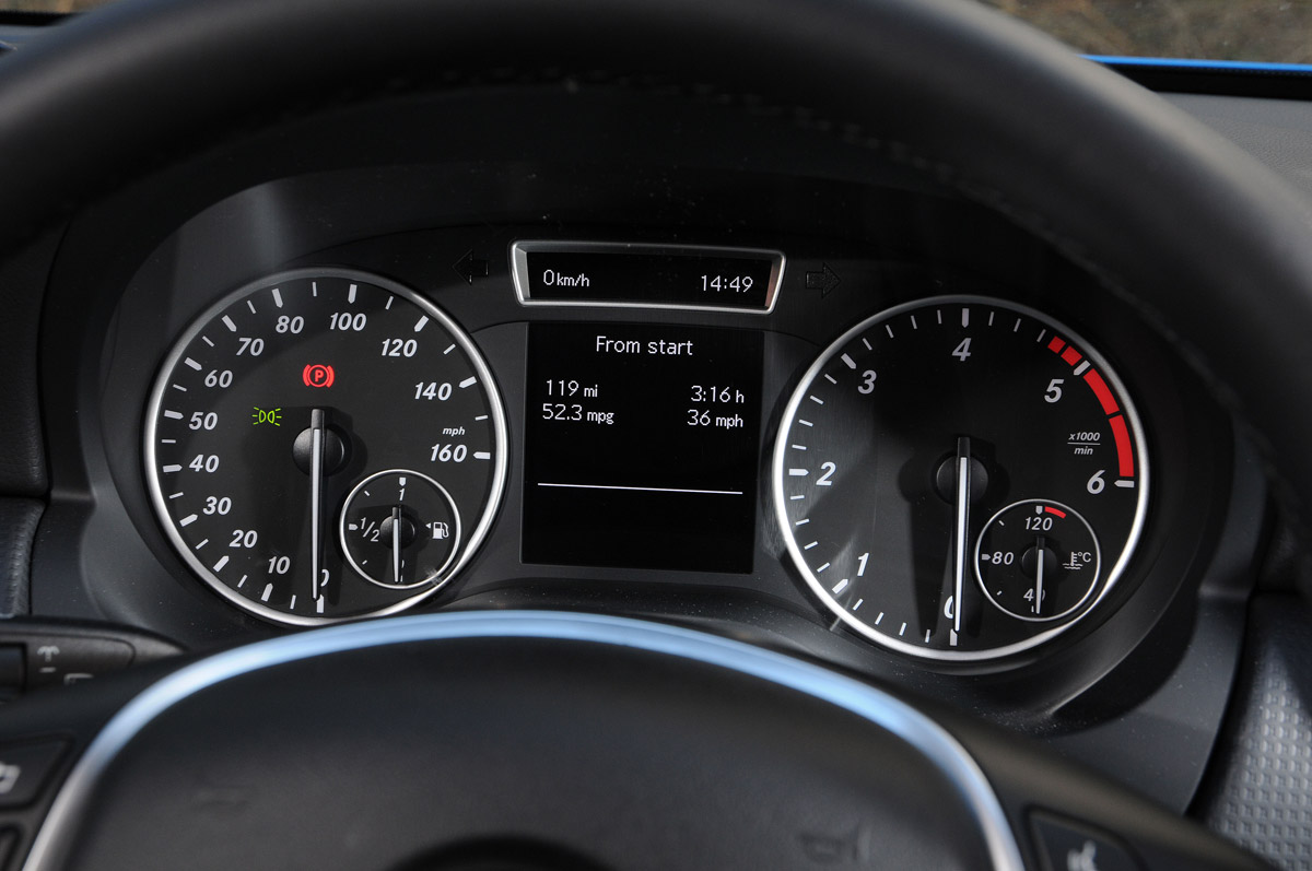 Mercedes A180 CDI Eco dials