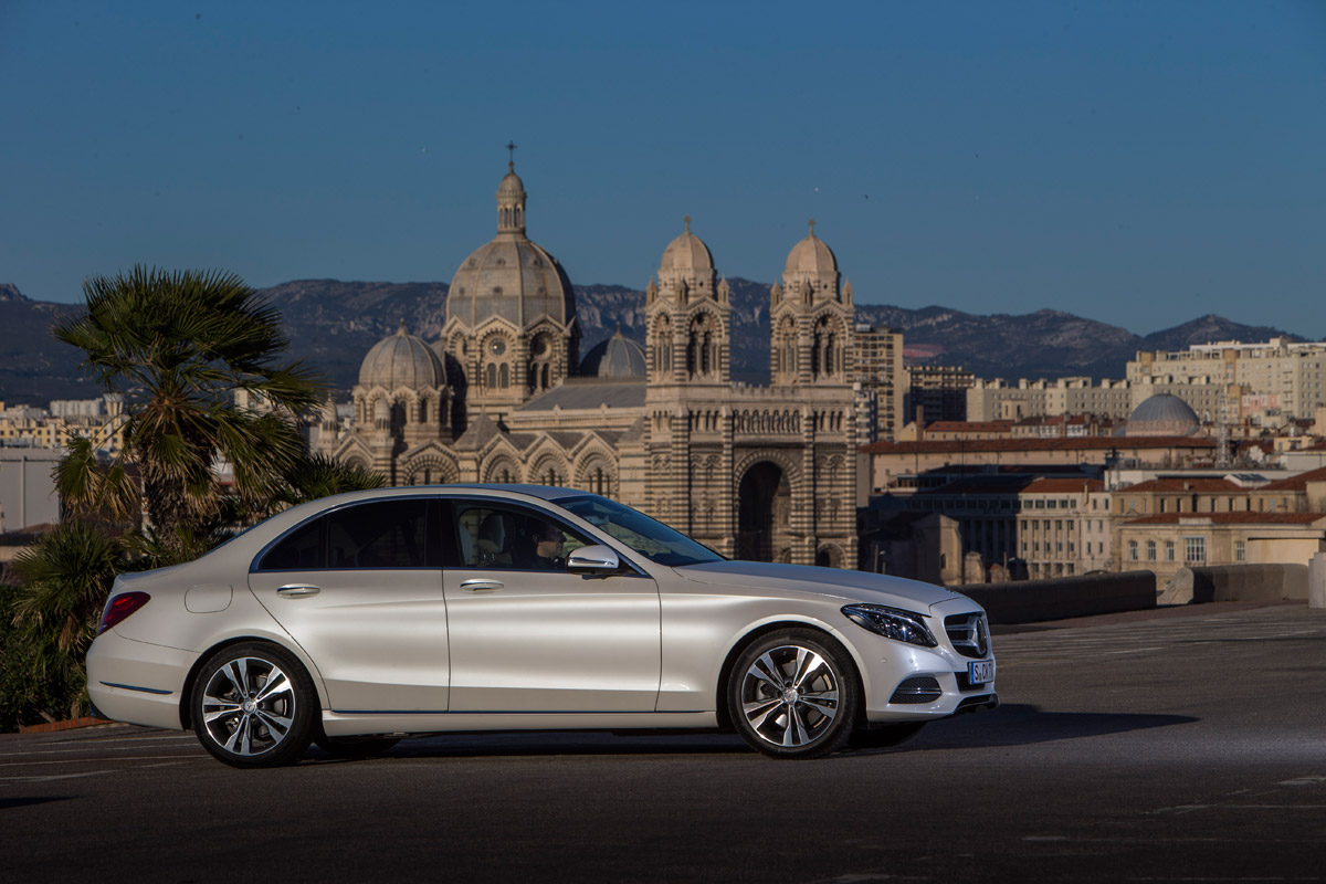 Mercedes C300 BlueTEC Hybrid side