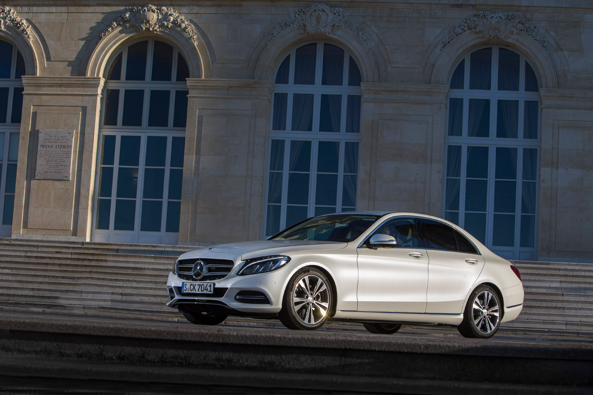 Mercedes C300 BlueTEC Hybrid steps