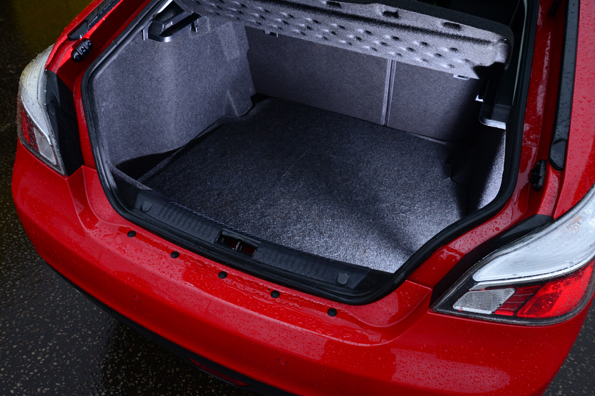 MG6 boot space