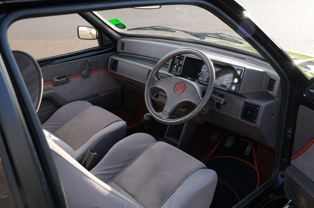 MG Metro Turbo interior