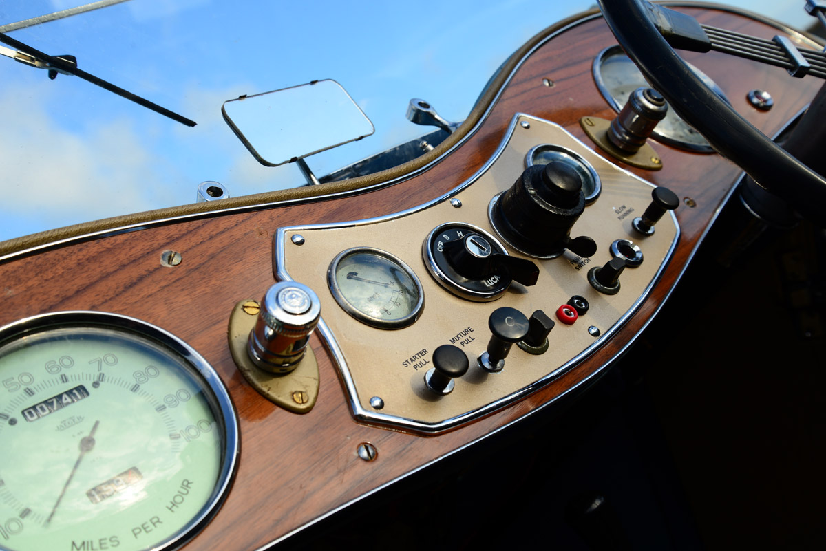 MG TC Midget 1945 dash