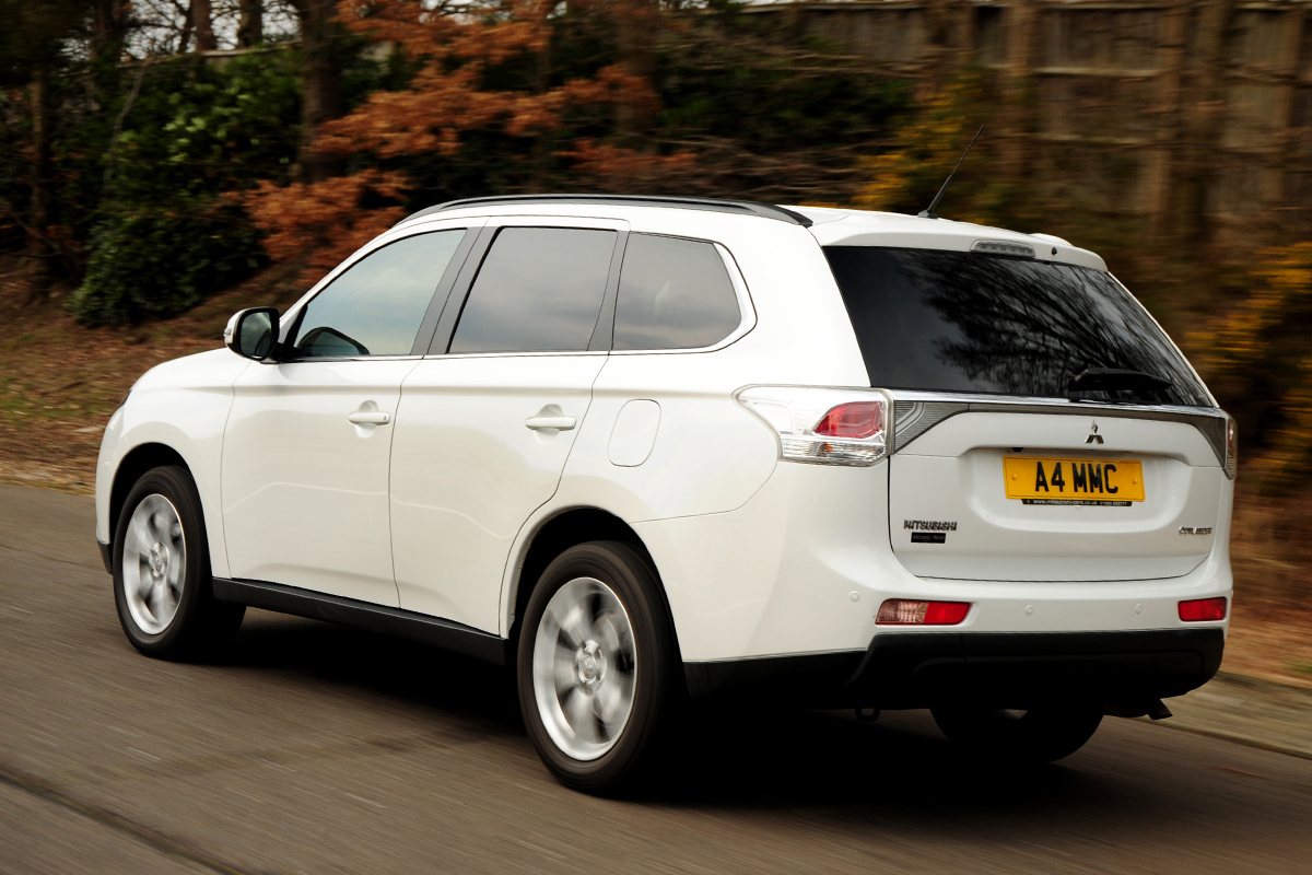 Mitsubishi Outlander 2.2 DI-D GX4 rear tracking
