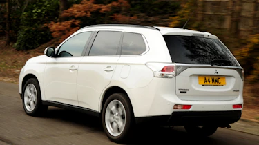 Mitsubishi Outlander 2.2 DI-D GX4 rear tracking