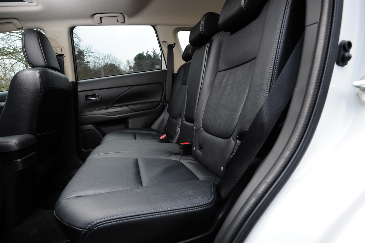 Mitsubishi Outlander 2.2 DI-D GX4 seats