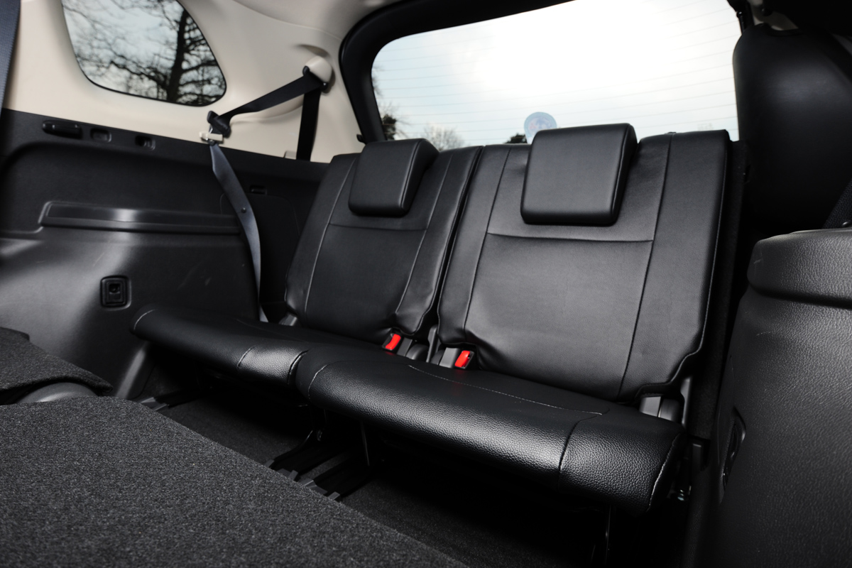 Mitsubishi Outlander 2.2 DI-D GX4 rear seats