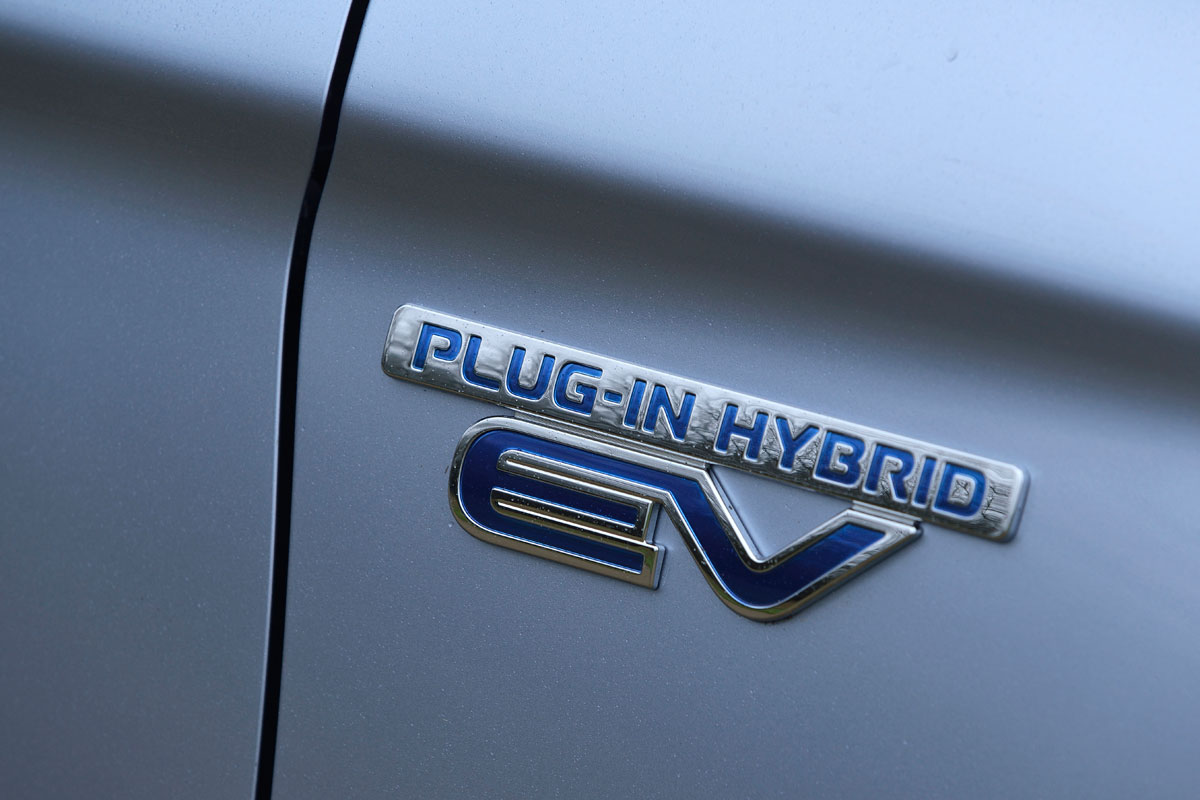 Mitsubishi Outlander PHEV 2014 badge