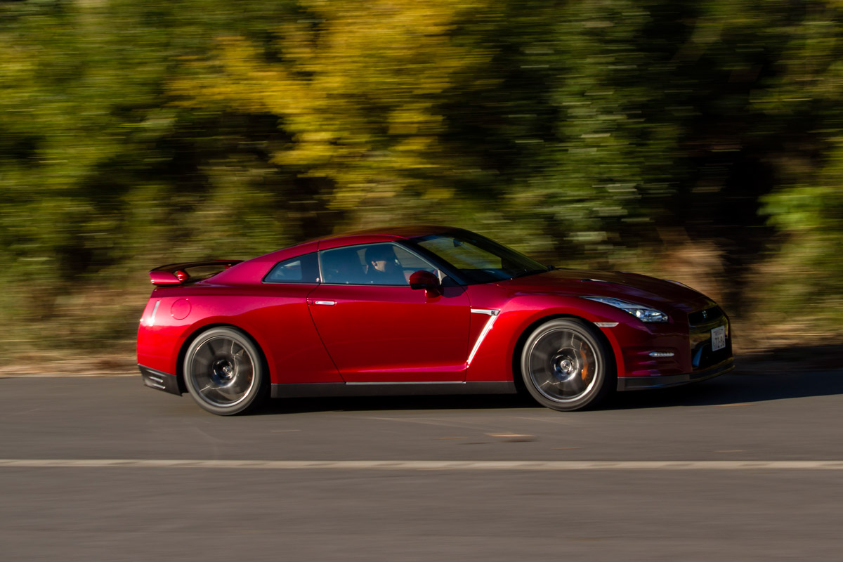 Nissan GT-R 2014 side action