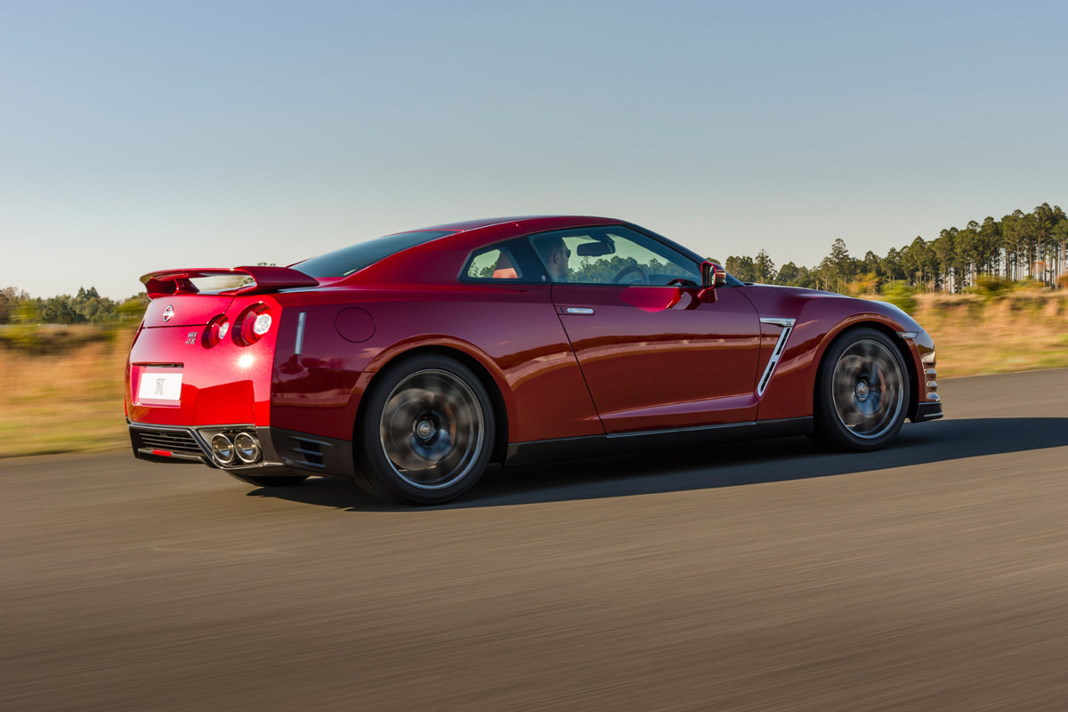 Nissan GT-R 2014 side tracking