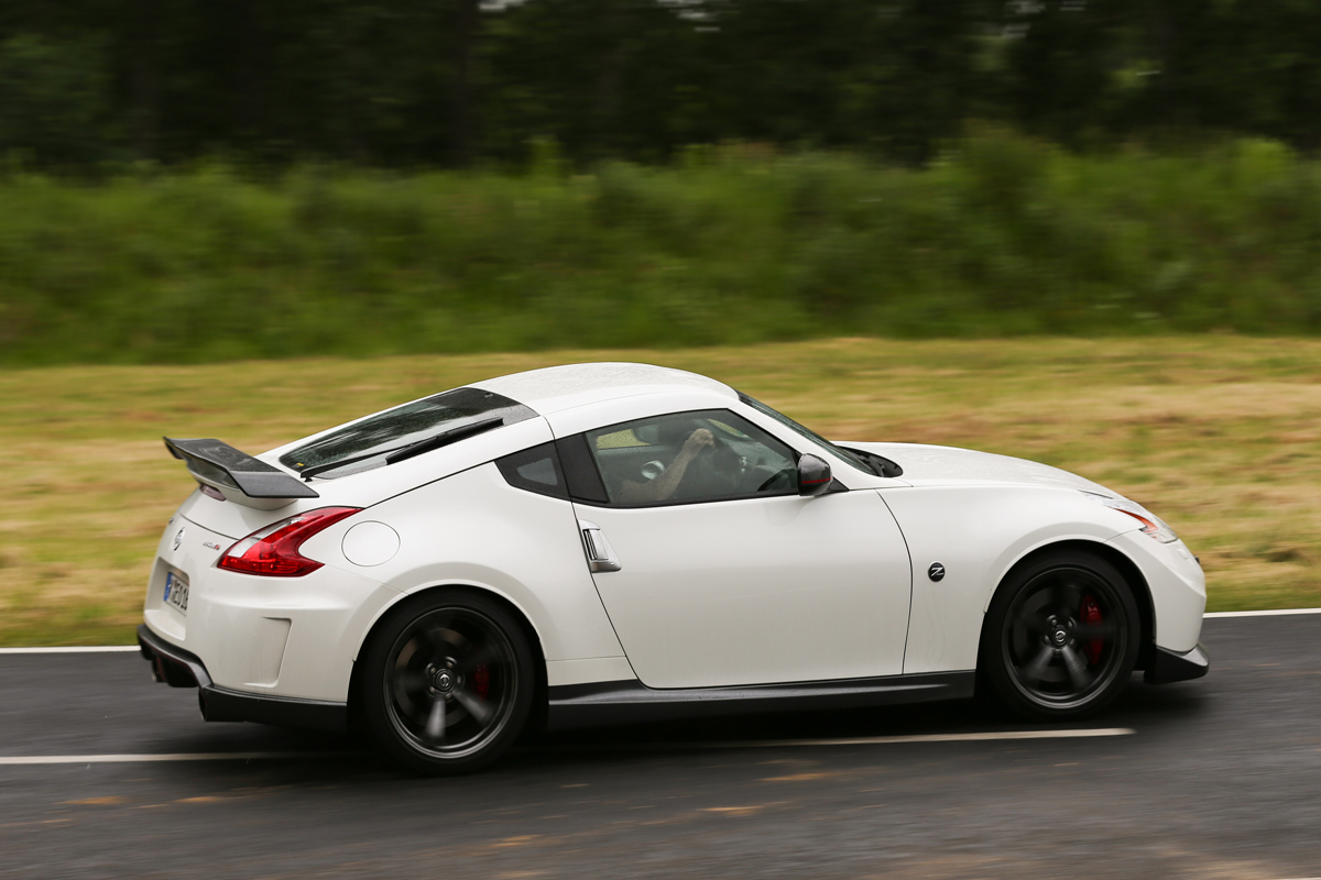 Nissan 370Z Nismo panning