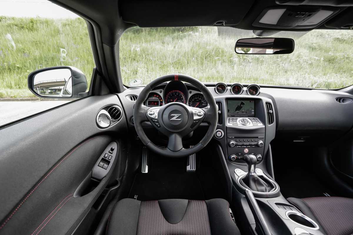 Nissan 370Z Nismo interior