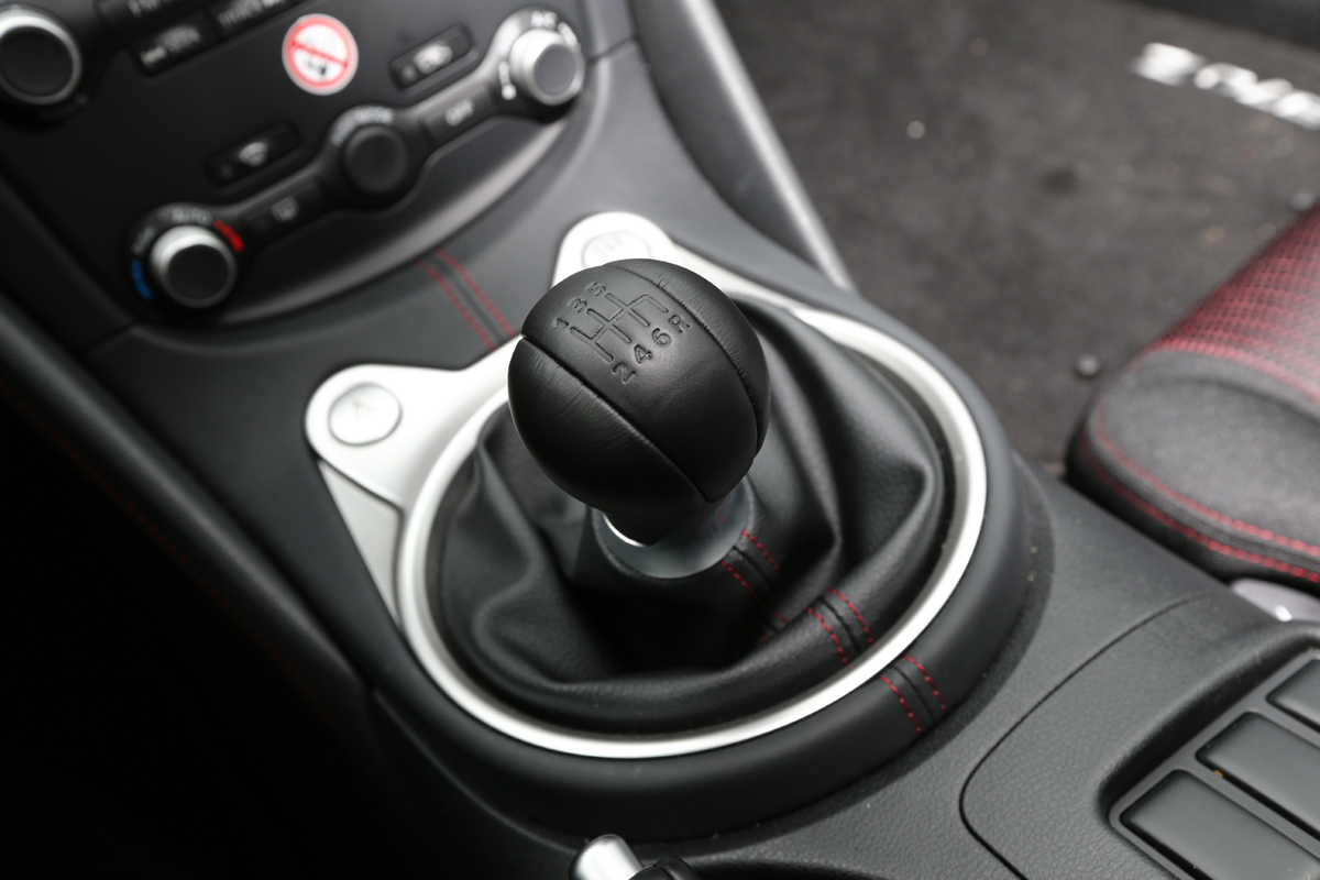 Nissan 370Z Nismo gearstick