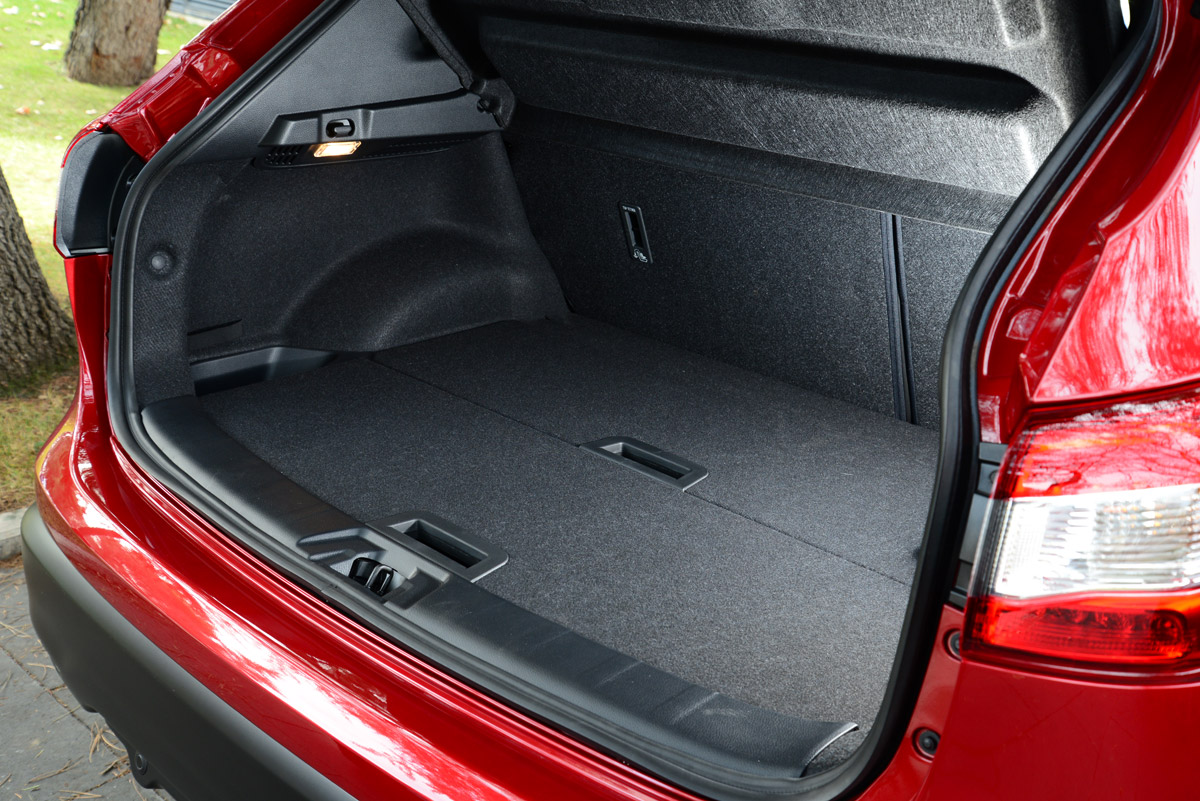 Nissan Qashqai Tekna 2014 boot 3