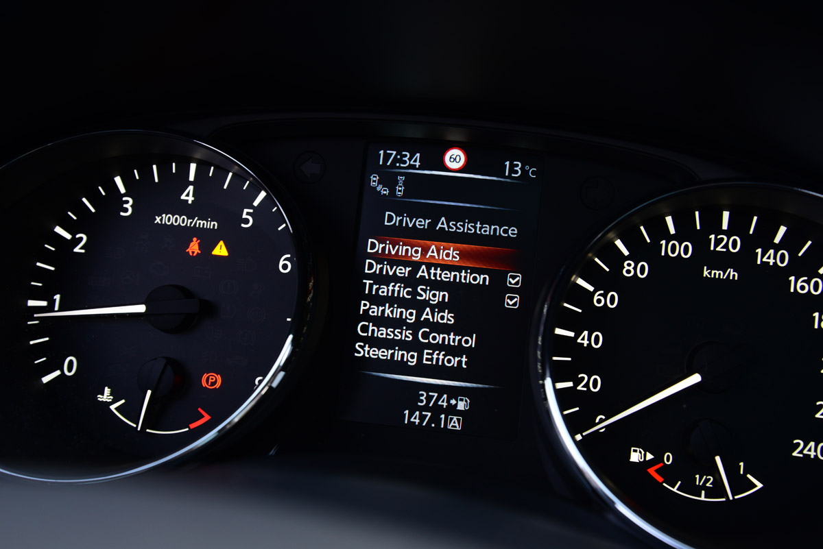 Nissan Qashqai Tekna 2014 dials
