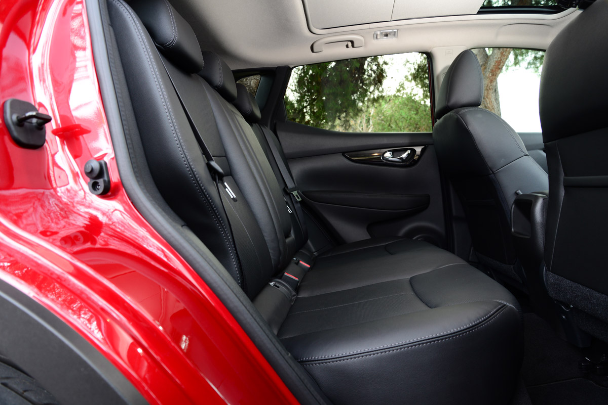 Nissan Qashqai Tekna 2014 rear seats