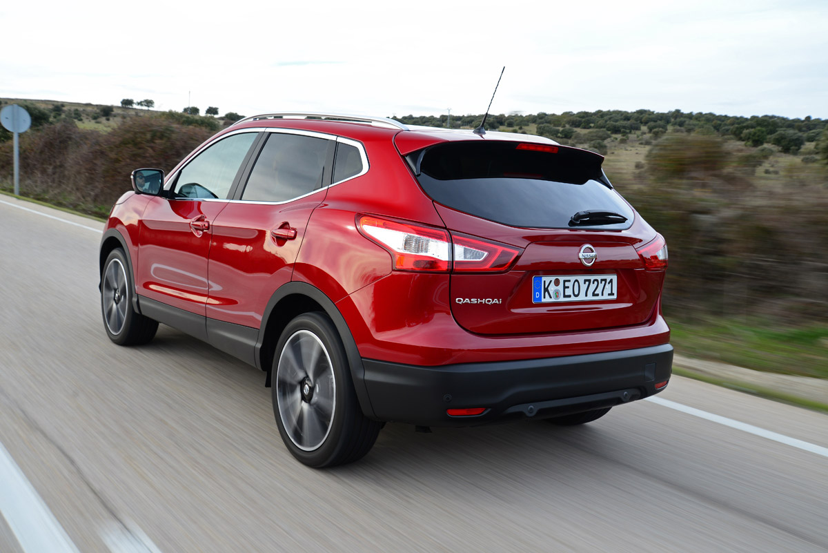 Nissan Qashqai Tekna 2014 rear tracking