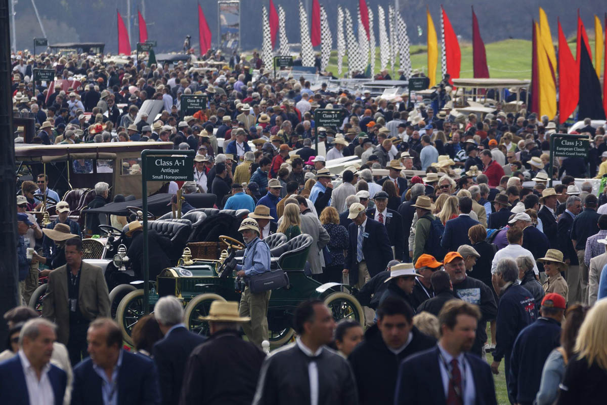 Crowds line the fairway