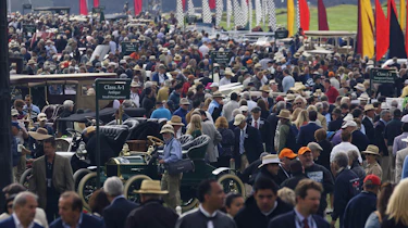 Crowds line the fairway