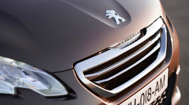 Peugeot 2008 1.6 VTi grille