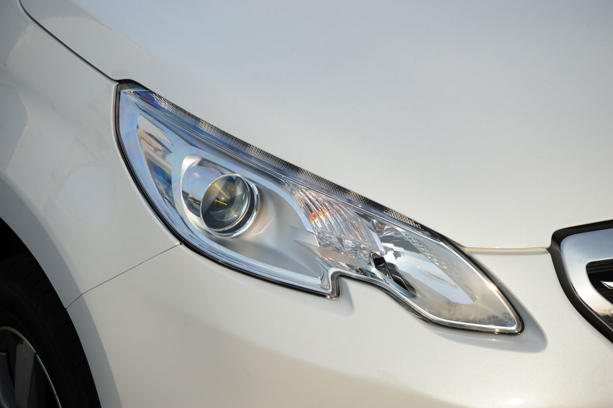 Peugeot 2008 headlights