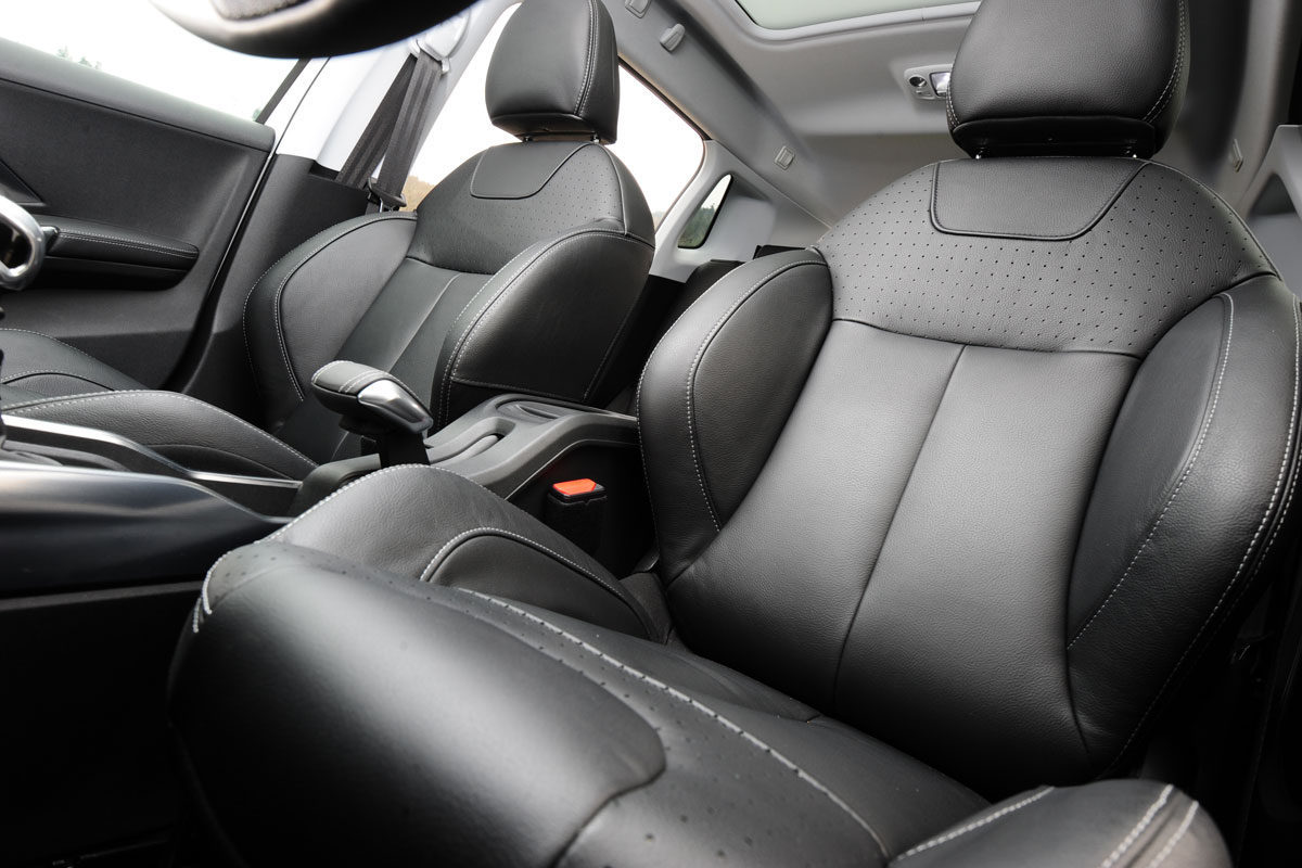 Peugeot 2008 front seats