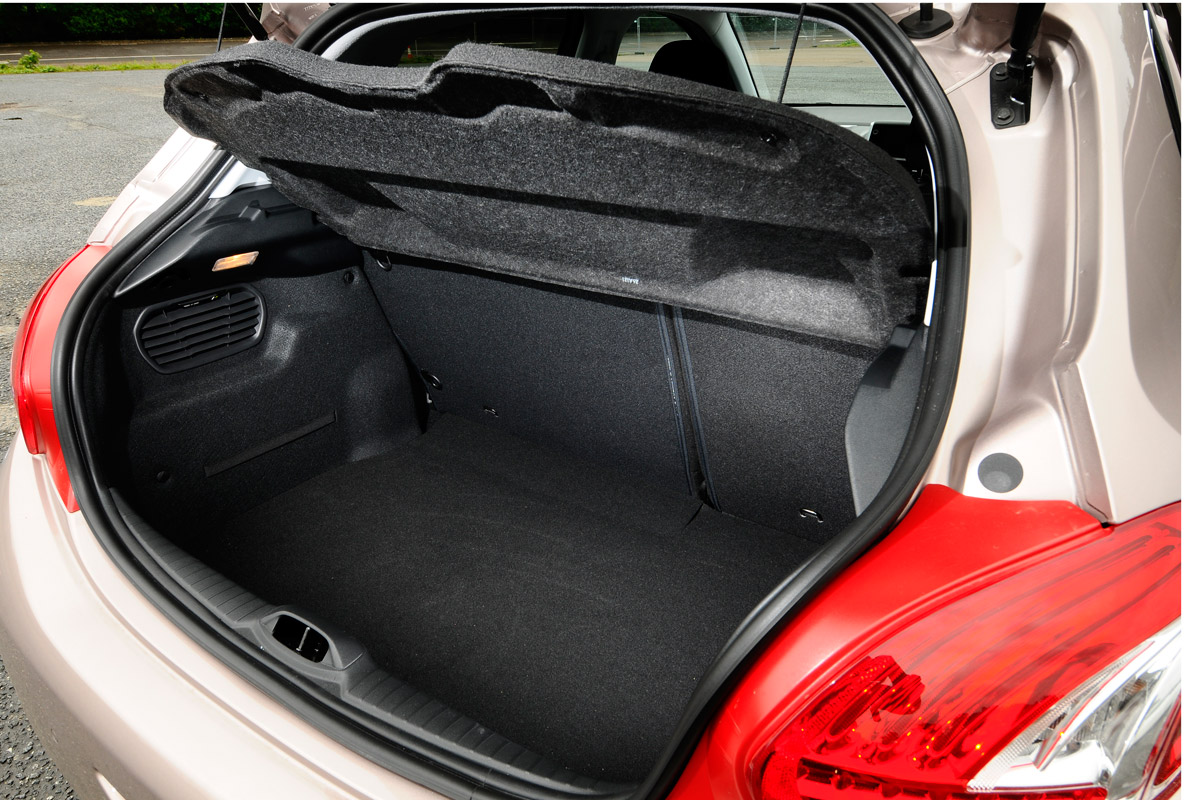 Peugeot 208 boot