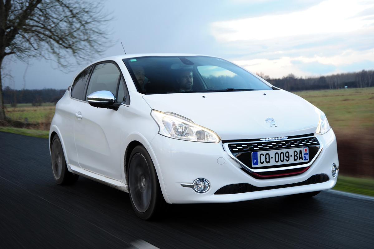 Peugeot 208 GTi front tracking