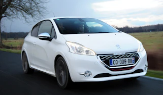 Peugeot 208 GTi front tracking