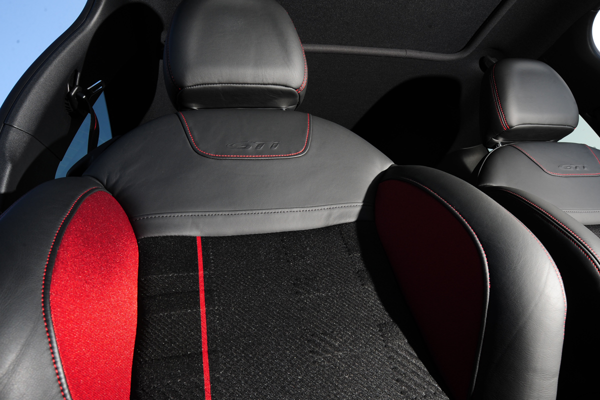 Peugeot 208 GTi seat detail