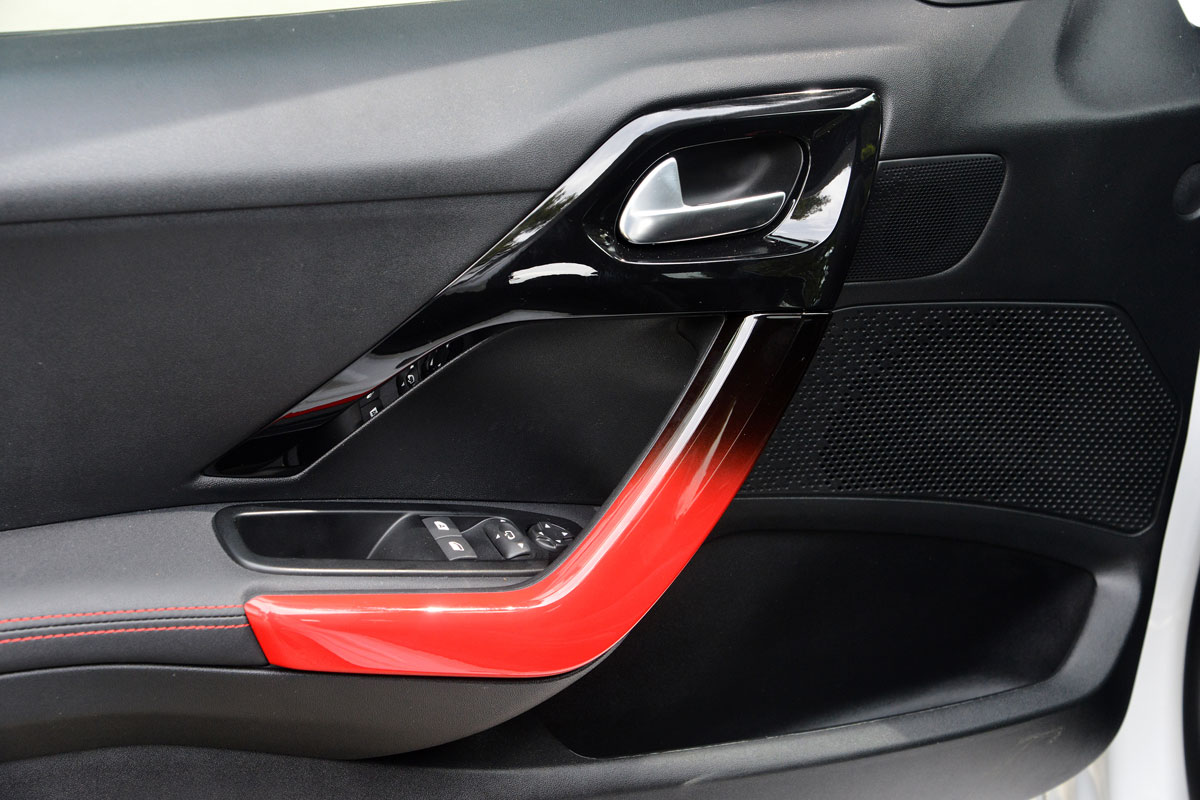 Peugeot 208 GTi cabin detail