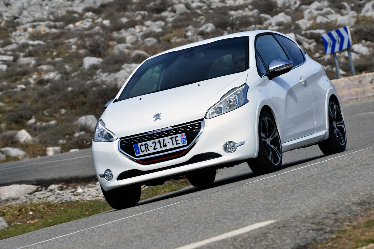 Peugeot 208 GTi front corner