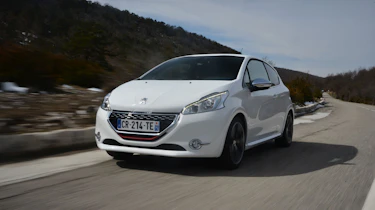 Peugeot 208 GTi front tracking