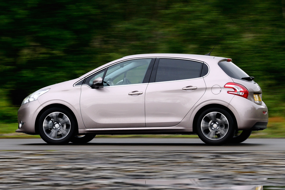 Peugeot 208 panning profile